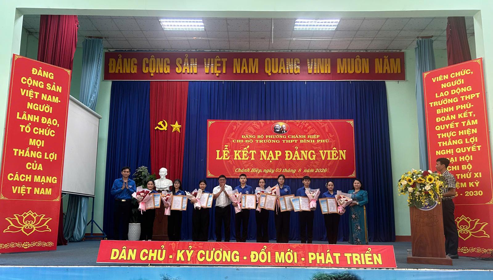 TRƯỜNG THPT BÌNH PHÚ – BÌNH DƯƠNG: LONG TRỌNG TỔ CHỨC LỄ KẾT NẠP ĐẢNG CHO 8 HỌC SINH ƯU TÚ